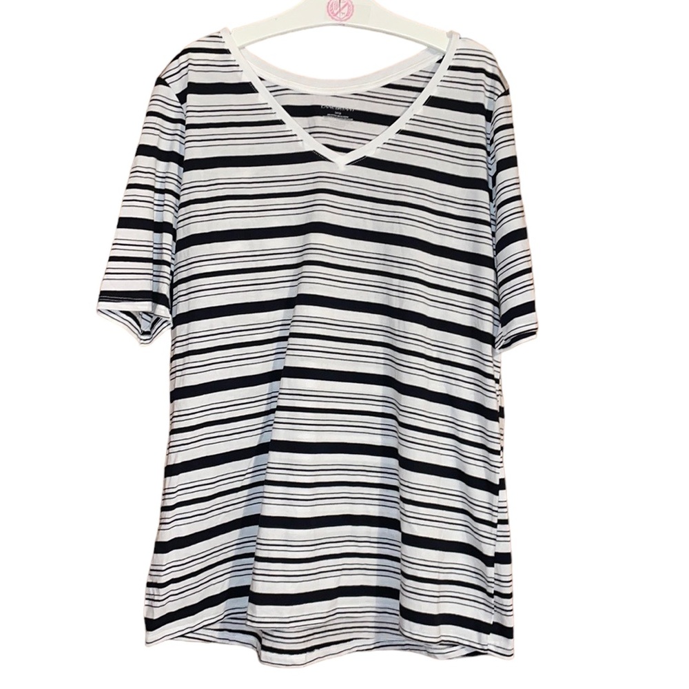 •LANE BRYANT•NWOT BLACK/WHITE STROED V-NECK RELAXED FIT TEE SHIRT SIZE 14/16